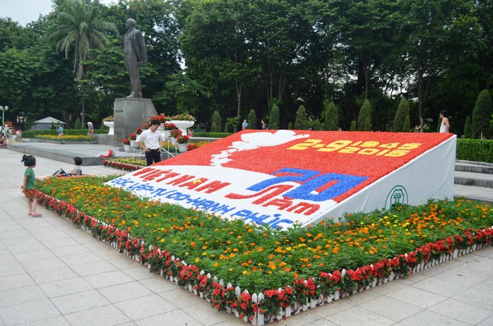 Trang trí tại Công viên Lênin (Hà Nội) chào mừng kỷ niệm 70 năm Cách mạng Tháng Tám và Quốc khánh 2-9 Ảnh: NGUYỄN HƯỞNG