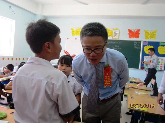 GS Ngô Bảo Châu hỏi thăm việc học tập của các học sinh ở Trường Phổ thông Duy Tân (Phú Yên)