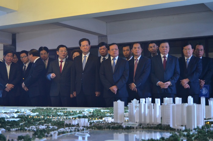 Thủ tướng Nguyễn tấn Dũng cùng các đại biểu xem mô hình quy hoạch trục Nhật Tân - Nội Bài Ảnh: TIẾN HƯNG