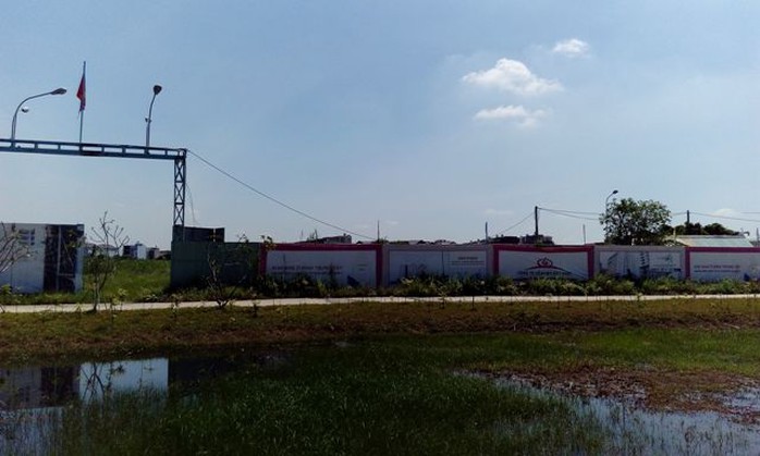 Người dân nghèo vẫn đang mong chờ vào dự án khu nhà tái định cư Bình Khánh của công ty Đức Khải đầu tư. Tuy nhiên, hơn 23 nghìn m2 đất dự án vẫn còn hoang lạnh.