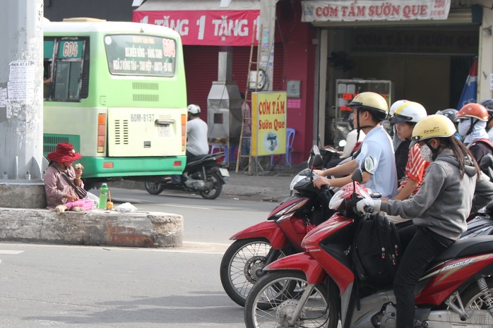 Dạo gần đây người phụ nữ này mỗi sáng vẫn ngồi tại ngã tư hàng xanh để xin ăn