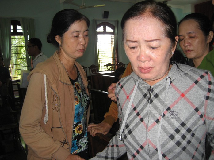 Bị cáo Trần Thị Phương khóc nức nở sau khi tòa tuyên án
