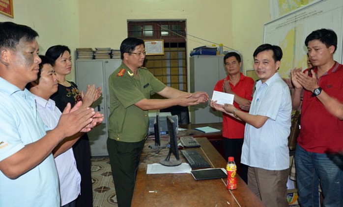 Đại tá Đinh Tiến Quân, Giám đốc Công an tỉnh thưởng nóng cho cán bộ, chiến sĩ Công an huyện Mường Khương