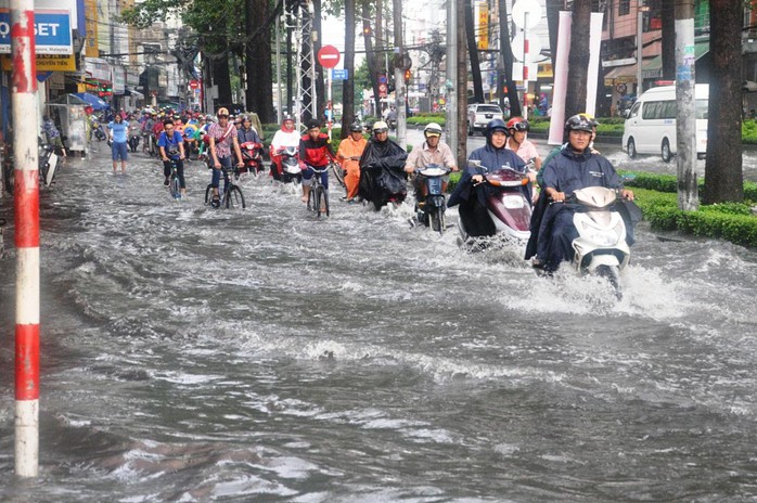 Nước ngập trên đường Châu Văn Liêm (quận 5, TP HCM) khiến các phương tiện 
lưu thông khó khăn Ảnh: HẢI ÂU