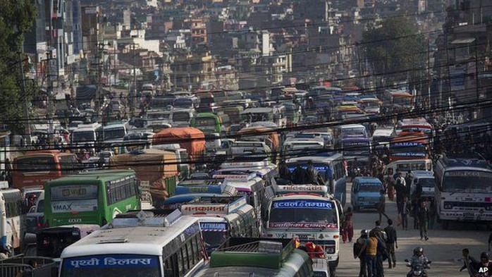 Dòng xe buýt đông nghẹt rời khỏi Kathmandu. Ảnh: AP