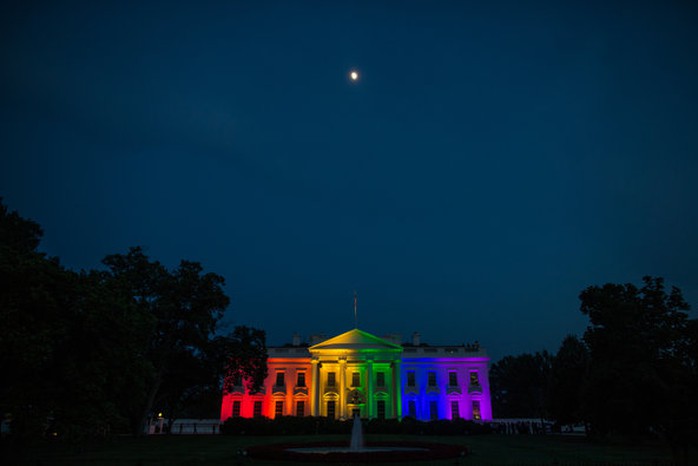 Màu cầu vòng lục sắc được thắp sáng trên Nhà Trắng. Ảnh: NY Times