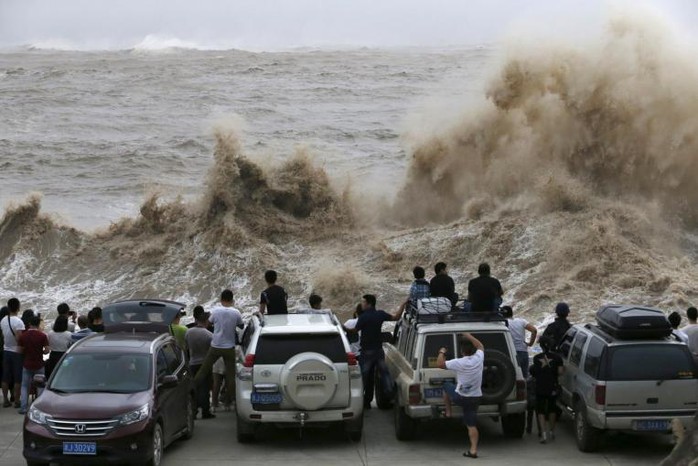 Người Trung Quốc xem cảnh sóng dâng cao do bão đổ bộ. Ảnh: Reuters