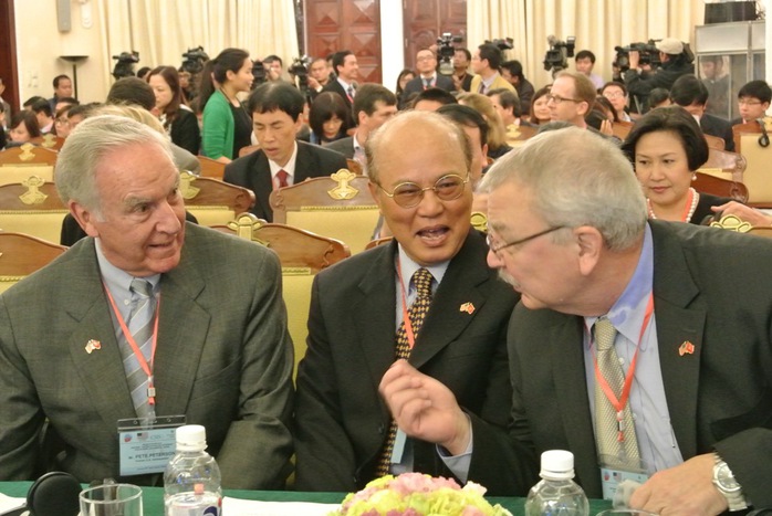 Từ trái qua: Đại sứ Mỹ đầu tiên của Mỹ tại Việt Nam Pete Peterson và Đại sứ Việt Nam đầu tiên tại Mỹ Lê Văn Bàng, cựu Đại sứ Mỹ tại Việt Nam Michael Michalak trò chuyện thân mật trước khi hội thảo diễn ra