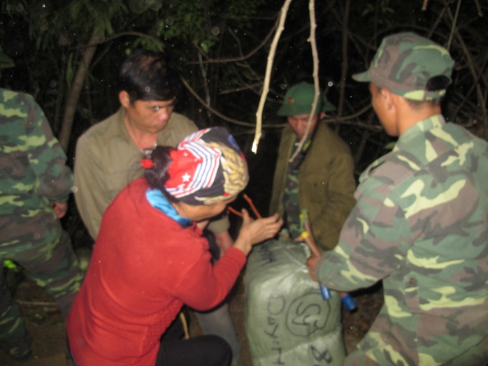Bộ đội biên phòng Đồn Tân Thanh, tỉnh Lạng Sơn bắt giữ vụ vận chuyển hàng lậu qua biên giới. Ảnh: Văn Duẩn