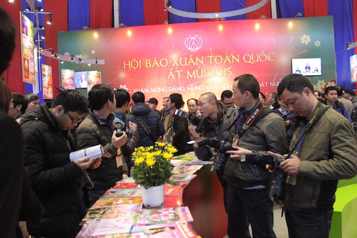 Các phóng viên báo chí chuẩn bị tác nghiệp trước giờ khai mạc Hội báo Xuân Ất Mùi 2015