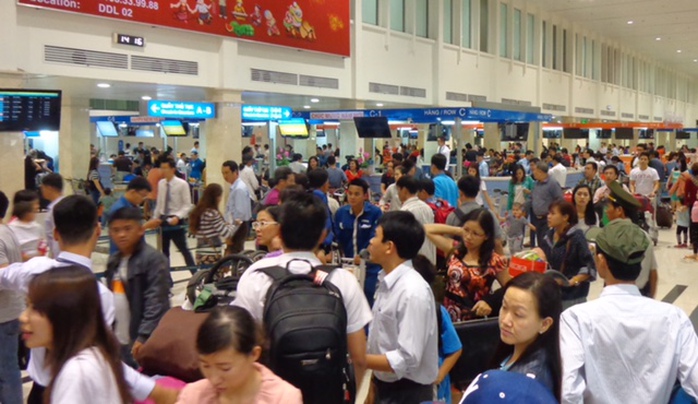 Hành khách chờ làm thủ tục ở sân bay Tân Sơn Nhất