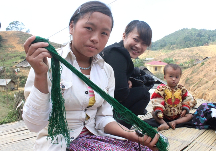 Ngay cả các bà mẹ trẻ cũng hào hứng với việc tự làm cho mình bộ áo váy mới ngày Tết

 