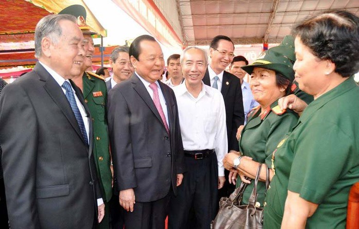Ủy viên Bộ Chính trị, Bí thư Thành ủy TP HCM Lê Thanh Hải (thứ 3 từ trái sang) gặp gỡ các đại biểu tham dự buổi họp mặt 
Ảnh: chinhphu.vn