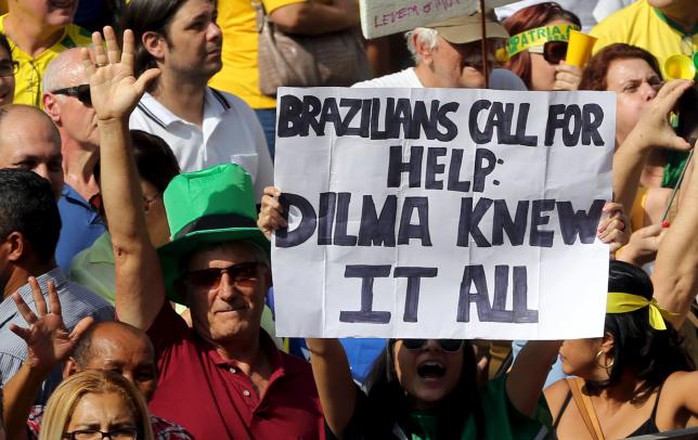 Người dân Brazil cho rằng Tổng thống Dilma Rousse biết về vụ tham nhũng trong Công ty Dầu khí Quốc gia Petrobras nên đòi luận tội bà. Ảnh: Reuters