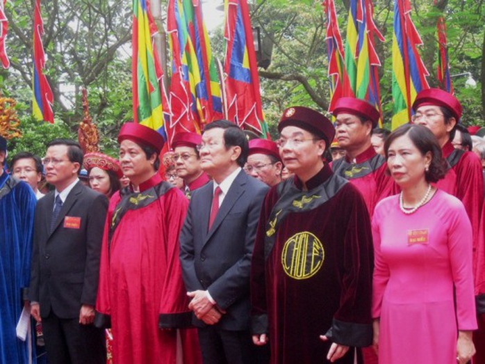 Chủ tịch nước Trương Tấn Sang cùng các vị lãnh đạo Đảng, Nhà nước, tỉnh Phú Thọ... làm lễ dâng hương tại Đền Thượng