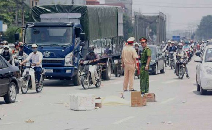 Tuyến đường Ngọc Hồi nơi xảy ra vụ tai nạn bị ùn tắc, phương tiện di chuyển qua đây gặp nhiều khó khăn