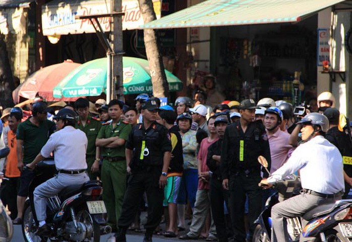 Lực lượng công an có mặt thuyết phục thanh niên. Ảnh: Tử Trực