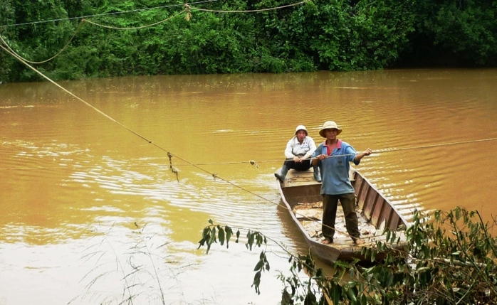 Nín thở mỗi khi qua sông theo kiểu này