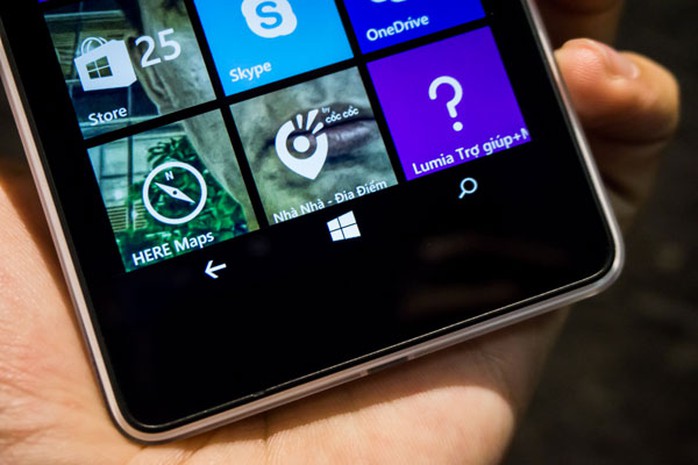 Máy vẫn có nút định hướng cảm ứng tượng tự như Lumia 535.