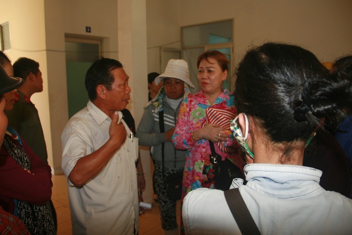 Buổi tiếp dân kết thúc nhưng nhiều tiểu thương vẫn nán lại nêu ý kiến của mình với ông Nguyễn Văn Duyên