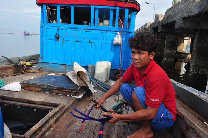 Một tàu cá ngư dân Quảng Ngãi bị tàu Trung Quốc phá hỏng ngư lưới cụ trước đó. Ảnh: T.Trực