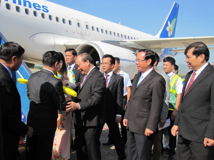Phó thủ tướng Nguyễn Xuân Phúc tặng hoa cho thủ tướng Thoong-xinh Thăm-ma-vông