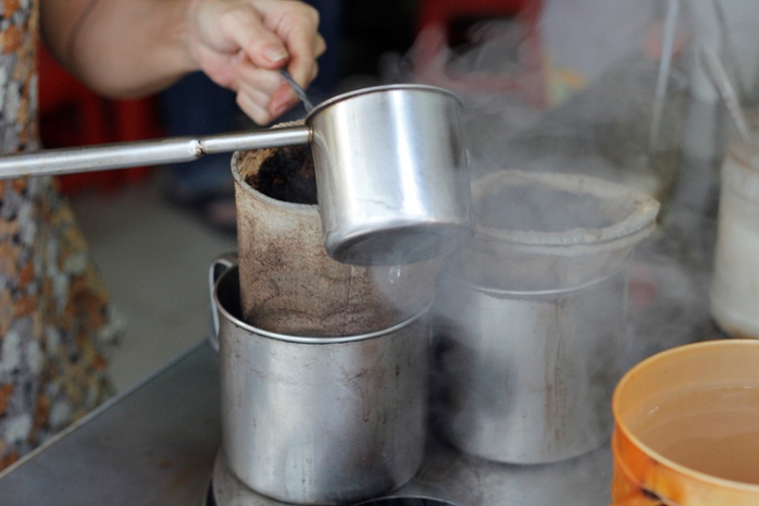Nồi nước sôi bốc khói, những chiếc vợt thơm mùi cà phê, những đồ dùng toàn là đồ cổ.