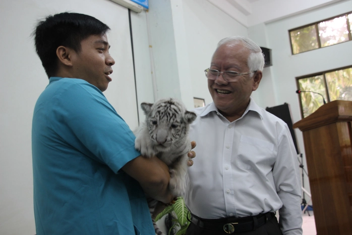 UBND TP HCM khen thưởng Thảo Cầm Viên khi nhân giống thành công loài hổ trắng quý hiếm.
