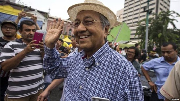 Cựu Thủ tướng Mahathir Mohamed cũng có mặt trong cuộc biểu tình ở Kuala Lumpur hôm 30-8. Ảnh: Reuters