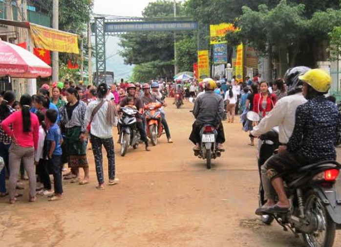 Trung tâm huyện Mường Lát đông nghẹt người ngày Tến Độc lập 2-9-2015