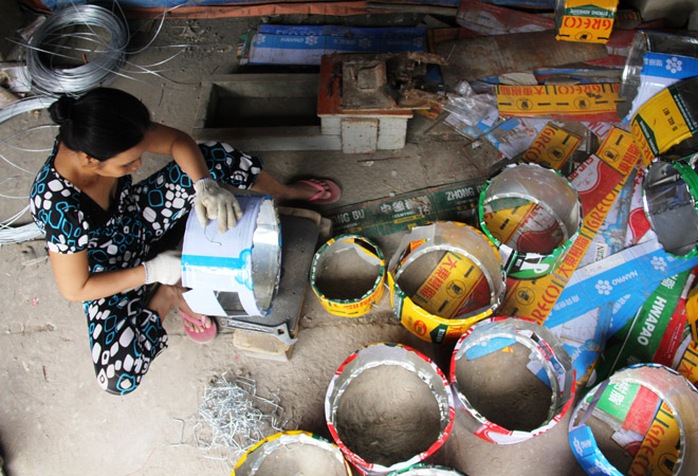 Để tạo hình dễ dàng, tránh bị nứt khi nun trong bếp lửa phải dùng khuôn nhôm ép vào.