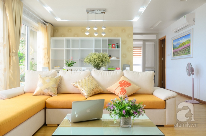 Khu tiếp khách đơn giản với tone trắng và cam
