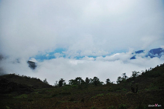 Mây vờn trong núi