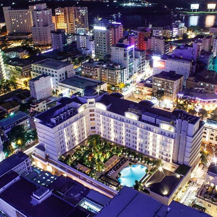 Nét đẹp kiêu kỳ của Sài Gòn trong đêm sáng lung linh 