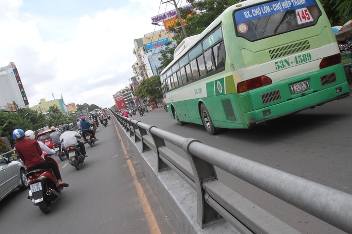 Cầu vượt Lăng Cha Cả (Quận Tân Bình) có thành cầu thấp hơn cả thành cầu vượt Ba Tháng Hai