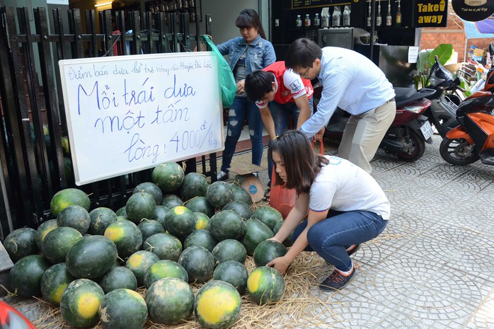 Một điểm bán dưa tình nguyện cho bà con nông dân tỉnh Quảng Nam tại TP Đà Nẵng Ảnh: BÍCH VÂN