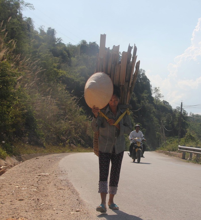 Bà Vi Thị Phương (ngụ bản Mon, xã Thạch Giám, huyện Tương Dương, tỉnh Nghệ An) đi bộ 6 km dưới cái nắng trên 40 độ C ra thị trấn bán củi