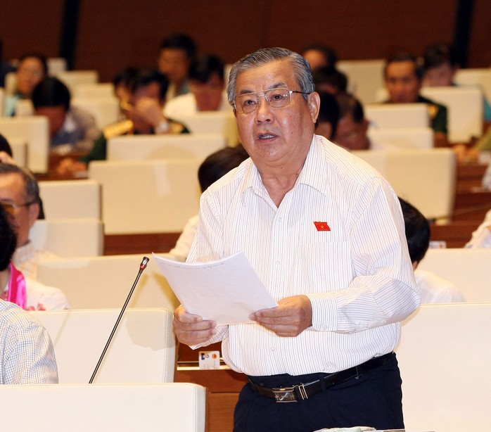 Đại biểu Huỳnh Văn Tiếp (Cần Thơ) yêu cầu bổ sung từ “trách nhiệm” và làm rõ hơn quyền hạn và trách nhiệm của Thủ tướng Chính phủ Ảnh: HÀ THÀNH