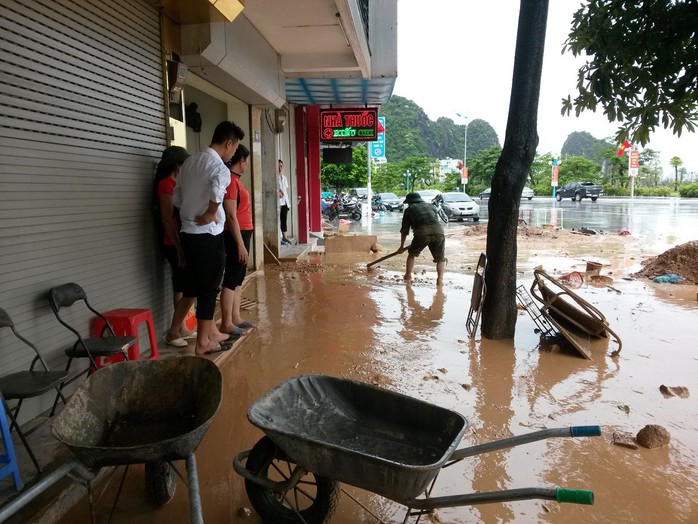 Dù mưa đã tạm ngưng nhưng nhiều đường phố tại tỉnh Quảng Ninh vẫn ngập đầy bùn đất Ảnh: TRỌNG ĐỨC