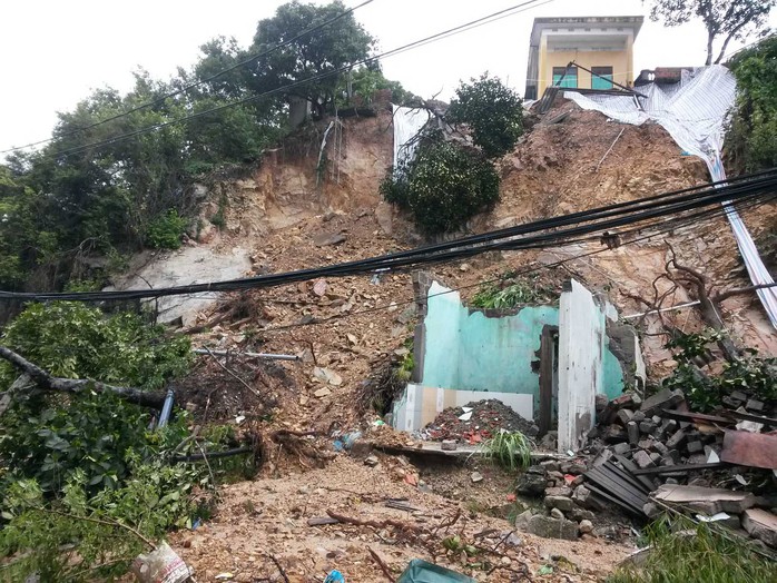 Nhà cửa sập đổ tan hoang sau mưa lũ ở Quảng Ninh