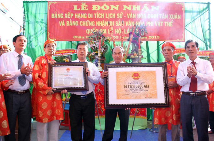 Lãnh đạo Bộ Văn hóa - Thể thao - Du lịch và UBND tỉnh Long An, trao bằng xếp hạng di tích lịch sử cấp quốc gia cho Đình Tân Xuân