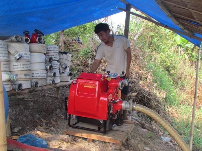 Cán bộ kiểm lâm kiểm tra hoạt động của máy bơm phòng chống cháy rừng tràm U Minh Hạ Ảnh: DUY NHÂN