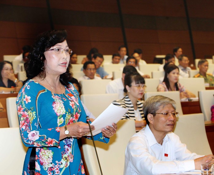 ĐB Nguyễn Thị Kim Bé (Kiên Giang): “Bộ trưởng sẽ nói gì với bà con về nông sản ùn ứ và làm thế nào để họ yên tâm?”Ảnh: TTXVN