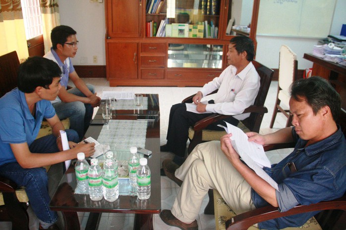 Ông Lê Muộn, Phó Gám đốc Sở NN-PTNT tỉnh Quảng Nam (thứ hai từ phải sang), trao đổi với các phóng viên về vụ cấp nhím sai đối tượng