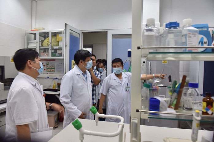Đoàn của Bộ Y tế do Thứ trưởng Nguyễn Thanh Long dẫn đầu, kiểm tra công tác ứng phó với MERS-CoV tại BV Bệnh nhiệt đới trung ương  Ảnh: NGỌC DUNG