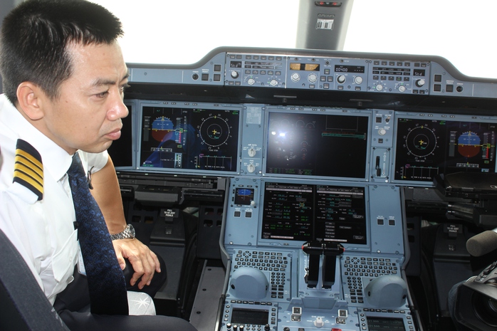 Trên máy bay A350-900, hành khách có thể truy cập internet và nhắn tin qua SMS. Trong ảnh: Phòng lái máy bay Airbus A350-900 Ảnh: Phương Nhung