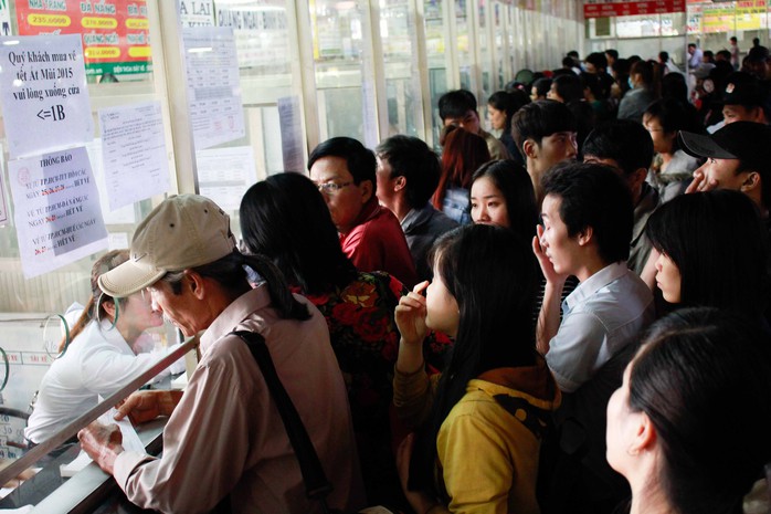 Tại các quầy bán vé đi trong ngày, cũng có rất đông hành khách đến mua vé