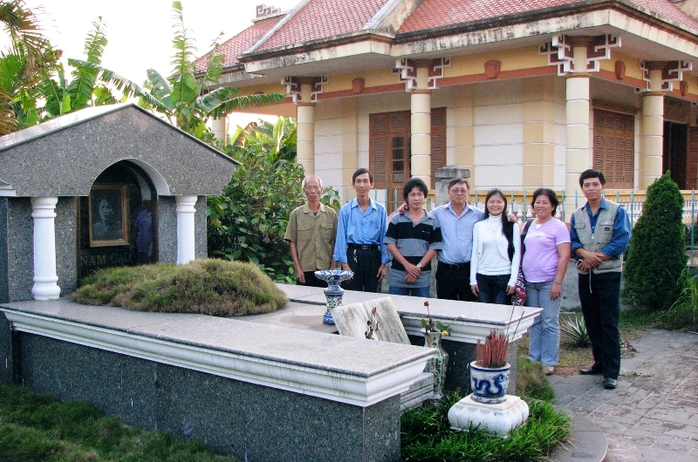 Du khách đến viếng mộ nhà văn Nam Cao