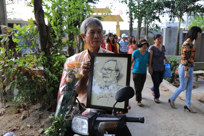 Ông Trọng, chạy xe máy từ Đồng Nai đến mộ Trịnh và mang theo bức họa chân dung người nhạc sĩ tài hoa
