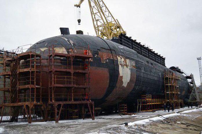 ...đang sửa chữa tại xưởng đóng tàu Zvezdochka. Ảnh: Twitter
